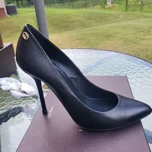 Plain black leather gucci classic pumps